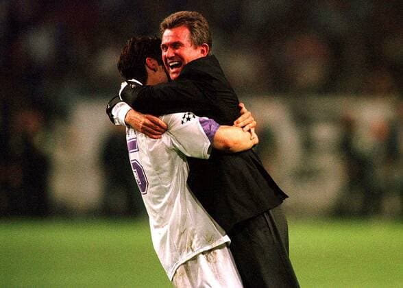 Trainer Jupp Heynckes jubelnd mit Fernando Morientes Fußball EC 1 Herren Champions League, Finale, Endspiel, Saison 1997 1998: Real Madrid (Spanien) Gruppe Arena Amsterdam, Niederlande Harmonie, Freude,