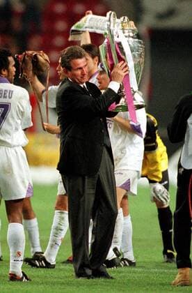 Trainer Jupp Heynckes mit dem Pokal Fußball EC 1 Herren Champions League, Finale, Endspiel, Saison 1997 1998: Real Madrid (Spanien) Einzelbild Arena Amsterdam, Niederlande Freude,