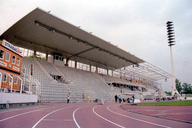 Die halbfertige neue Tribüne, umstrittenes Projekt in Anbetracht der Tatsache, daß man in der Saison 1998 1999 in der Regionalliga Nordost spielt Fußball 2. BL Herren Saison 1997 1998: FC Carl Zeiss Jena Totale Ernst-Abbe-Sportfeld Jena