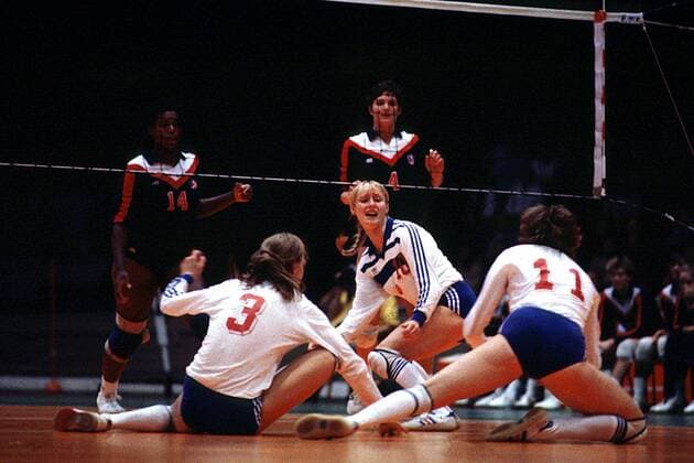 Das DDR - Team in großen Schwierigkeiten bei der Feldabwehr, Ute Steppin (M.) Volleyball WM Damen Weltmeisterschaft 1987, Frauen: DDR - Peru Totale Prag Abwehr, Dynamik, Kampf,