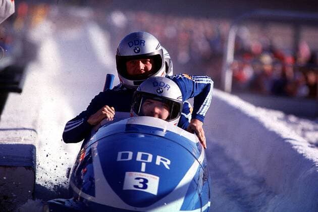 Der Bob von Pilot Wolfgang Hoppe (DDR) im Ziel Bobsport OS Winter Herren Olympische Spiele 1988, Olympia, Winterspiele, Olympiade, Vierer, Viererbob, Bobfahren Einzelbild Calgary Dynamik,
