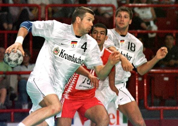 Bogdan Wenta (Deutschland) mit Ball Handball Länderspiel Herren Vier-Länder-Turnier, Nationalmannschaft 1998: BR Deutschland - Tunesien Gruppe Omnispalais Paris Dynamik,