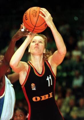 Petra Kremer (Deutschland) beim Wurf Basketball WM Damen Weltmeisterschaft 1998, Nationalmannschaft Deutschland-Kongo 89:37, Länderspiel, Vorrunde, Frauen Einzelbild Wuppertal