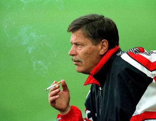 Trainer Enver Maric raucht eine Zigarette Fußball 2. BL Herren Saison 1997 1998, Fortuna Düsseldorf Einzelbild Dreisamstadion Freiburg Konzentration, Nachdenklichkeit, Skepsis,
