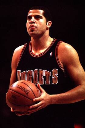 Forward Brian Williams mit Ball Basketball Herren NBA, Regular Season Game, Saison 1994 1995: Denver Nuggets Einzelbild Coliseum Arena Oakland Konzentration,