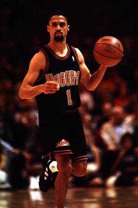 Guard Mahmoud Abdul-Rauf mit Ball Basketball Herren NBA, Regular Season Game, Saison 1994 1995: Denver Nuggets Einzelbild Coliseum Arena Oakland Dynamik,