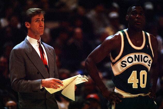 Head Coach George Karl mit Shawn Kemp Basketball Herren NBA, Regular Season Game, Saison 1994 1995: Seattle Supersonics Gruppe Coliseum Arena Oakland Nachdenklichkeit,