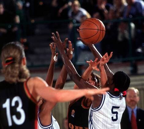 Andrea Hohl kann trotz größter Bedrängnis durch zwei Kubanerinnen passen Basketball WM Damen Frauen, Weltmeisterschaft 1998, Vorrunde: Deutschland - Kuba, Cuba Gruppe Wuppertal Abwehr, Dynamik, Kampf,