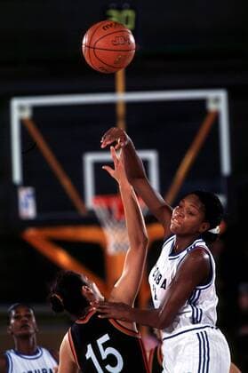 Kubas Milayda Enrique (re.) beim Sprungwurf attackiert von Heike Roth Basketball WM Damen Frauen, Weltmeisterschaft 1998, Vorrunde: Deutschland - Cuba, Kuba Gruppe Wuppertal Dynamik, Abwehr, Kampf,