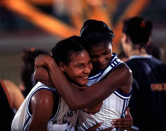 Victores Popka (li.) und Lisset Iglesia Castillo fallen sich um den Hals Basketball WM Damen Frauen, Weltmeisterschaft 1998, Vorrunde: Cuba, Kuba Gruppe Wuppertal Harmonie, Freude,