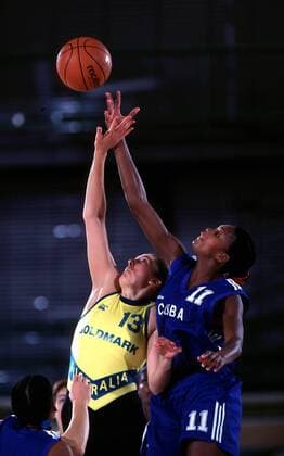 Die Kubanerin Martinez Caldero (11) beim Sprungduell um den Ball mit Jenny Whittle Basketball WM Damen Frauen, Weltmeisterschaft 1998, Vorrunde: Cuba, Kuba - Australien Gruppe Wuppertal Dynamik, Kampf, Abwehr, Überlegenheit,