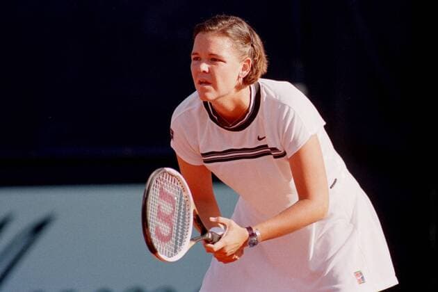 Die Amerikanerin Lindsay Davenport erwartet den gegnerischen Aufschlag Tennis Damen German Open 1998, WTA-Tour, Sand, Sandplatz, Sandplatzturnier Einzelbild LTTC Rot-Weiß Berlin Konzentration,