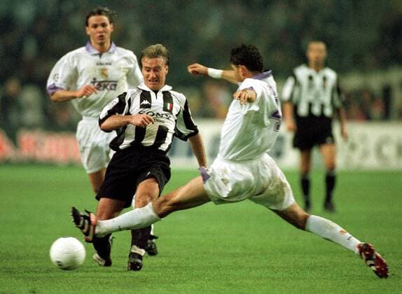 Didier Deschamps (Juve, li.) mit Ball gegen Fernando Hierro (Madrid) Fußball EC 1 Herren Champions-League Finale 1998, Endspiel, Landesmeister, Finalspiel, Juventus Turin - Real Madrid Gruppe Arena Amsterdam Dynamik, Kampf,