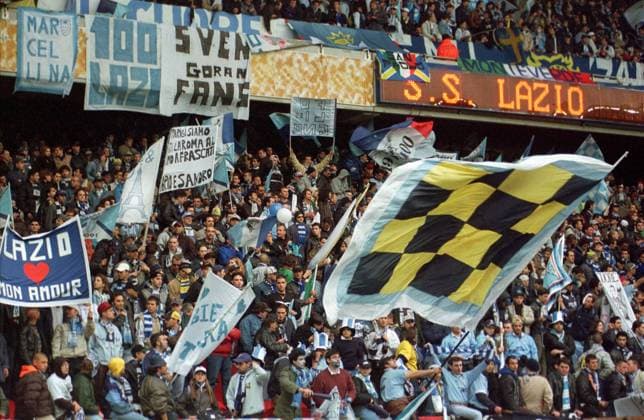Die Lazio-Fans bringen sich in Stimmung Fußball EC 3 Herren UEFA-Cup-Finale 1998, Pokal, Cupfinale, Pokalfinale, Lazio Rom (Italien) Totale Prinzenparkstadion Paris