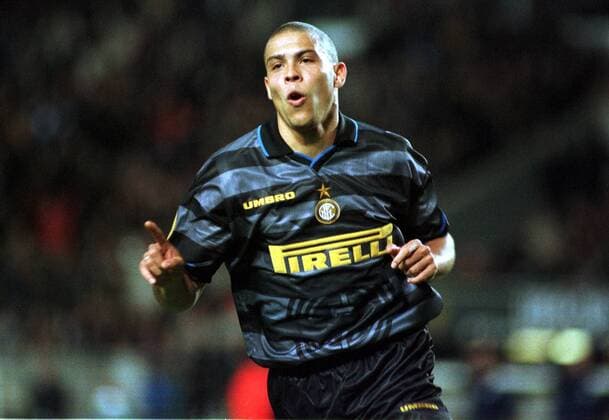 Ronaldo (Inter) jubelt nach seinem Tor zum 3:0 Fußball EC 3 Herren UEFA-Cup-Finale 1998, Pokal, Cupfinale, Pokalfinale, Internazionale Mailand (Italien) Einzelbild Prinzenparkstadion Paris Begeisterung, Freude,
