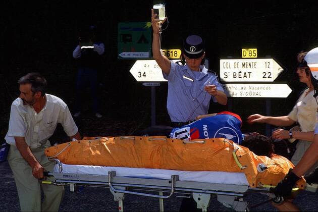 Fabio Casartelli (Italien) wird auf einer Trage weggebracht; Versuch sein Leben nach dem Sturz bei einer Abfahrt am Col de Portret d Aspet zu retten, Todessturz, Tragödie, Tragik, dAspet Radsport Herren 1995, Straßenradsport, Profi, Profis, Straße, Radrennen, Radrennsport Totale