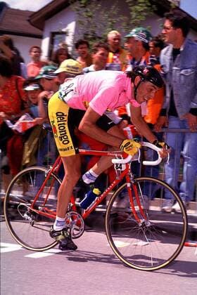 Franco Chioccioli (Italien) im rosa Trikot Radsport Herren 1991, Straßenradsport, Profi, Profis, Straße, Radrennen, Radrennsport, Straßenrennen Einzelbild Dynamik,