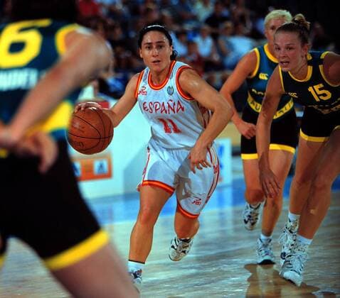 Die Spanierin Ana Belen Alvaro mit Ball, re. Michelle Griffith Basketball WM Damen Weltmeisterschaft 1998, Frauen, Länderspiel, Nationalmannschaft: Australien - Spanien Gruppe Max-Schmeling-Halle Berlin Dynamik,