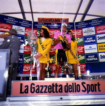 Franco Chioccioli (Italien) jubelnd mit Sektflasche auf dem Siegerpodest Radsport Herren 1991, Straße, Straßenradsport, Straßenrennen, Radrennen, Radrennsport, Profi, Profis Totale Freude,