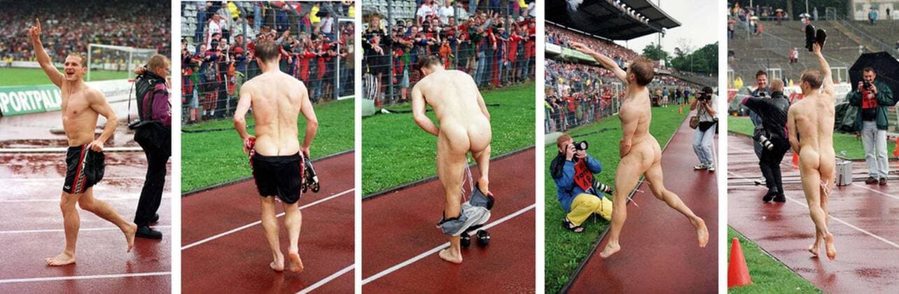 Eintracht-Spieler Thomas Zampach legt vor lauter Glückseligkeit einen sauberen Strip hin und verteilt zweifelhafte Geschenke an die Fans Fußball 2. BL Herren Saison 1997 1998, Eintracht Frankfurt Einzelbild Waldstadion Frankfurt M. Glück, Begeisterung, Freude, Komik,