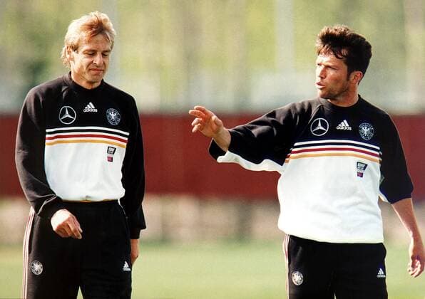 Miteinander reden für Deutschland: Jürgen Klinsmann und Lothar Matthäus (re.) Fußball Länderspiel Herren Nationalmannschaft 1998, Nationalteam, BR Deutschland Gruppe Waldstadion Frankfurt M. Komik