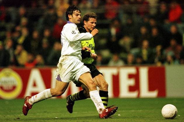 Laufduell um den Ball zwischen Fernando Morientes (Real, li.) und Stefan Reuter Fußball EC 1 Herren Saison 1997 1998, Champions League, Halbfinale: BVB Borussia Dortmund - Real Madrid (Spanien) Gruppe Westfalenstadion Dortmund Dynamik, Kampf,