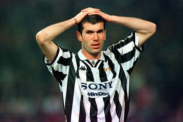 Zinedine Zidane kann es nicht glauben Fußball EC 1 Herren Saison 1996 1997, Champions League, Halbfinale: Juventus Turin, Juve (Italien) Einzelbild Arena Amsterdam Enttäuschung, Verzweiflung,