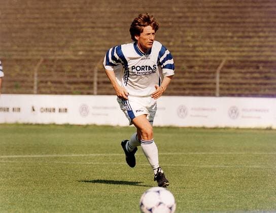 Frank Mill bei einem Benefizspiel am Ball Fußball Herren Traditionsspiel, Alte Herren, Senioren, Seniorenfußball, Traditionsmannschaft, 1998 Einzelbild Barsinghausen
