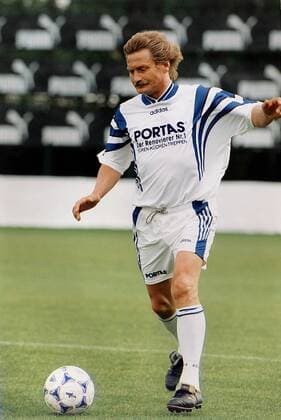 Dieter Herzog bei einem Benefizspiel am Ball Fußball Herren Traditionsspiel, Alte Herren, Senioren, Seniorenfußball, Traditionsmannschaft, 1998 Einzelbild Barsinghausen