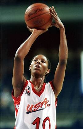 Die Amerikanerin Chamique Holdsclaw beim Freiwurf Basketball WM Damen Weltmeisterschaft der Frauen 1998, USA, Nationalmannschaft Einzelbild Max-Schmeling-Halle Berlin Konzentration,