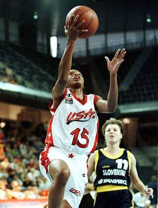 Sona Hudecova (Slowakei) kann die Amerikanerin Nikki McCray nicht am Korbleger hindern Basketball WM Damen Weltmeisterschaft der Frauen 1998, USA - Slovakei 89:62, Nationalmannschaft Gruppe Max-Schmeling-Halle Berlin Anmut, Dynamik, Konzentration,