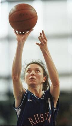 Die Russin Elena Khudachova beim Freiwurf Basketball WM Damen Weltmeisterschaft der Frauen 1998, Viertelfinale Rußland, Nationalmannschaft, Länderspiel Einzelbild Max-Schmeling-Halle Berlin Konzentration,