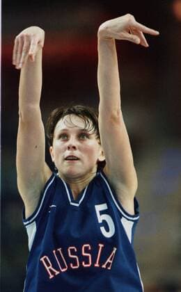 Die Russin Jewgenija Nikonovo beim Freiwurf Basketball WM Damen Weltmeisterschaft der Frauen 1998, Viertelfinale Rußland, Nationalmannschaft, Länderspiel Einzelbild Max-Schmeling-Halle Berlin