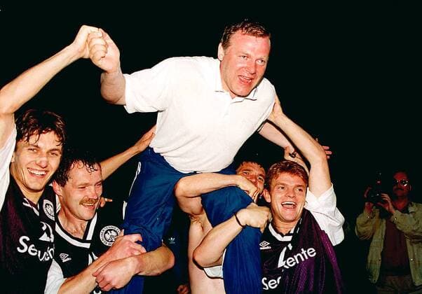 Fußball, Trainerhistorie, TeBe Berlin Trainer Hermann Gerland auf den Schultern seiner Spieler, 2.v. li. Jens Melzig und re. Kreso Kovacec Fußball Herren Regionalliga Nordost, Saison 1997 1998: TeBe Berlin Totale Mommsenstadion Berlin Harmonie, Freude,