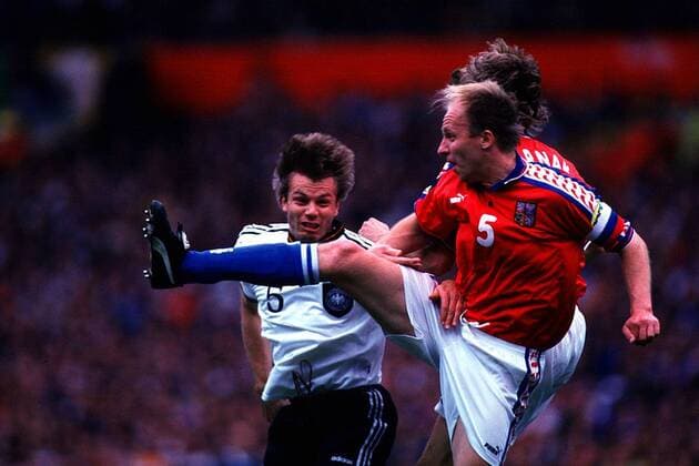 Fußball, EM Finale 1996 in London, Deutschland - Tschechien 2:1 n.V. Der Tscheche Miroslav Kadlec (5) beim Kopfballduell mit Thomas Helmer Fußball EM Herren Europameisterschaft 1996, Länderspiel, Nationalmannschaft: Tschechien - Deutschland Gruppe Wembley-Stadion London Dynamik, Kampf,
