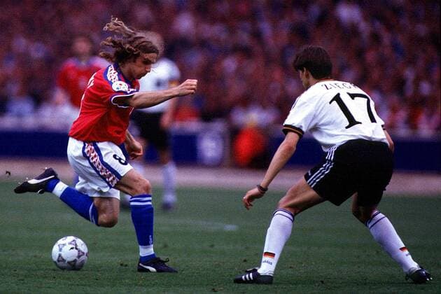 Fußball, EM Finale 1996 in London, Deutschland - Tschechien 2:1 n.V. Der Tscheche Karel Poborsky mit Ball attackiert von Christian Ziege Fußball EM Herren Europameisterschaft 1996, Länderspiel, Nationalmannschaft: Tschechien - Deutschland Gruppe Wembley-Stadion London Dynamik,