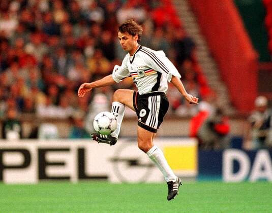 Olaf Thon mit Ball Fußball WM Herren Weltmeisterschaft 1998, Nationalmannschaft, Länderspiel: Deutschland Einzelbild Prinzenpark-Stadion Paris Dynamik,