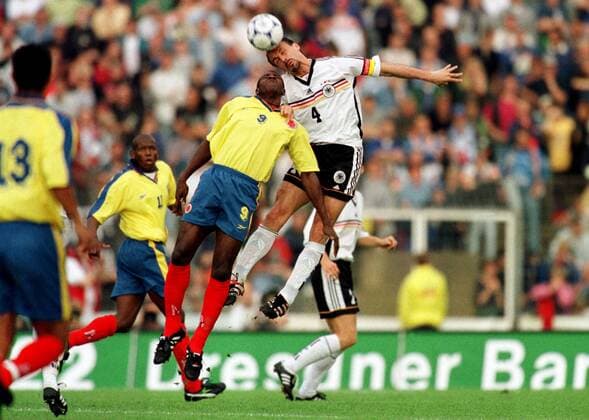 Kapitän Jürgen Kohler Sieger im Kopfballduell mit dem Kolumbianer Adolfo Valencia Fußball Länderspiel Herren Nationalmannschaft 1998, Nationaltrikot, Nationalteam: Deutschland - Kolumbien 3:1 Gruppe Waldstadion Frankfurt M. Dynamik, Kampf,