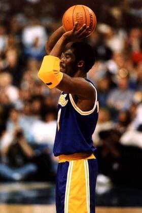 Kobe Bryant von den LA Lakers mit Ball Basketball Herren NBA, Saison 1997 1998, National Basketball Association: LA, L.A., L. A., Los Angeles Lakers Einzelbild