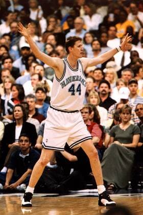 Shawn Bradley von den Dallas Mavericks breitet seine Krakenarme aus Basketball Herren NBA, Saison 1997 1998, National Basketball Association: Dallas Mavericks Einzelbild Abwehr,