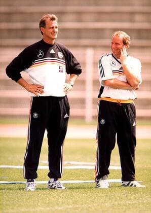 Das Trainerduo Rainer Bonhof und Berti Vogts feixt Fußball WM Herren Weltmeisterschaft 1998, Trainingslager, Training, Nationalmannschaft, Nationalteam Gruppe Nizza Harmonie, Freude, Kameradschaft,