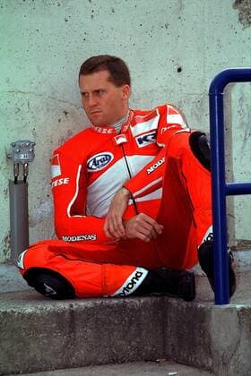 Kenny Roberts Jr. (USA) hat sich allein in eine Ecke verkrochen Motorsport Grand Prix Herren WM, 1998, Weltmeisterschaft, Motorrad, Motorradrennen, Motorradsport, Motorradrennsport Einzelbild Ruhe, Nachdenklichkeit, Enttäuschung,