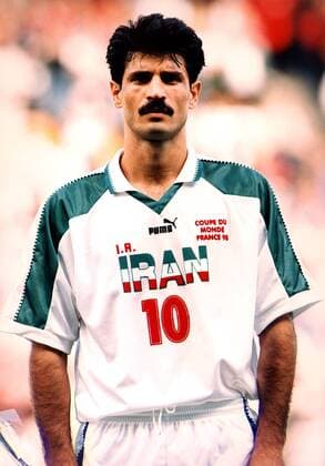 Goalgetter Ali Daei, während der Nationalhymne seines Landes Fußball WM Herren Weltmeisterschaft 1998, Nationalmannschaft, Nationalteam, Nationaltrikot, Vorrunde Porträt Geoffroy-Guichard-Stadion St. Etienne