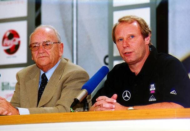 DFB Präsident Egidius Braun und Bundestrainer Berti Vogts während einer Pressekonferenz im Trainingslager Nizza Fußball WM Herren Weltmeisterschaft 1998, Nationalmannschaft, Nationalteam, Deutschland, Vorrunde, Gruppe F Gruppe Nizza Harmonie, Kameradschaft,