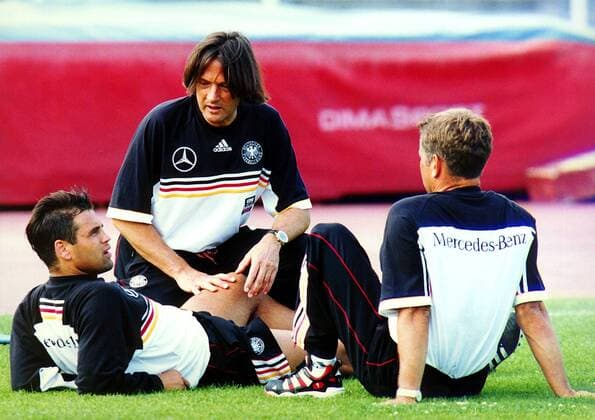 Der deutsche Sturm wird von Mannschaftsarzt Dr. Hans-Wilhelm Müller-Wohlfahrt betreut, Ulf Kirsten (li.) und Oliver Bierhoff (re.) bekommen die Hand aufgelegt Fußball WM Herren Weltmeisterschaft 1998, Nationalmannschaft, Nationalteam, Deutschland, Vorrunde, Gruppe F Gruppe Nizza