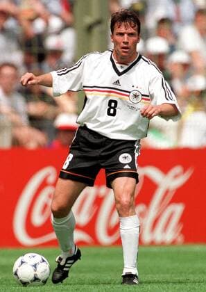 Lothar Matthäus mit Übersicht im Mittelfeld Fußball WM Herren Weltmeisterschaft 1998, Nationalmannschaft, Nationalteam, Nationaltrikot, Länderspiel, Vorrunde, Einzelbild Stade Felix Bollaert Lens Kraft, Konzentration,