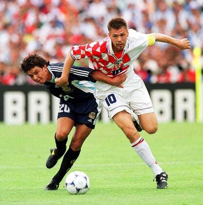 Der kroatische Mannschaftskapitän Zvonimir Boban (re.) und Marcelo Gallardo (ARG) im Kampf um den Ball Fußball WM Herren Weltmeisterschaft 1998, Länderspiel, Nationalmannschaft, Nationalteam, Nationaltrikot Gruppe Stade Lescure Bordeaux Anstrengung, Dynamik, Kampf,