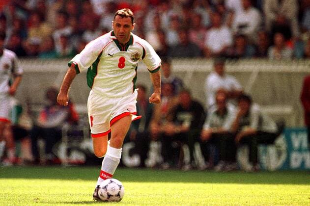 Der Bulgare Hristo Stoitchkov am Ball Fußball WM Herren Weltmeisterschaft 1998, Länderspiel, Nationalmannschaft, Nationalteam, Nationaltrikot Einzelbild Prinzenpark Paris Dynamik,