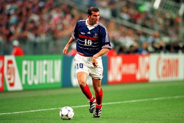 Der Franzose Zinedine Zidane am Ball Fußball WM Herren Weltmeisterschaft 1998, Länderspiel, Nationalmannschaft, Nationalteam, Nationaltrikot Einzelbild Stade de France St. Denis