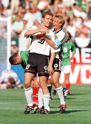 Das deutsche Stürmerduo wieder einmal als Matchwinner, Oliver Bierhoff (Nr. 20) und Jürgen Klinsmann freuen sich über das Erreichen der nächsten Runde Fußball WM Herren Weltmeisterschaft 1998, Nationalmannschaft, Nationalteam, Nationaltrikot, Länderspiel Gruppe Stade La Mosson Montpellier Harmonie, Glück, Freude, Begeisterung, Kameradschaft,